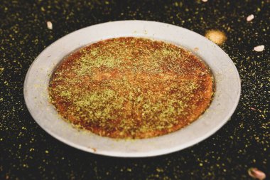 Türk tatlısı, kunafa, kaday fıstığı tozu ve peynirli sıcak yenilen tatlı