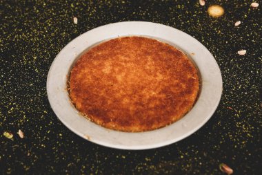 Türk tatlısı, kunafa, kaday fıstığı tozu ve peynirli sıcak yenilen tatlı