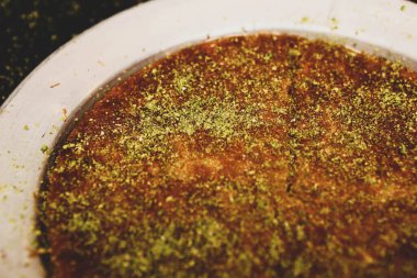 Türk tatlısı, kunafa, kaday fıstığı tozu ve peynirli sıcak yenilen tatlı