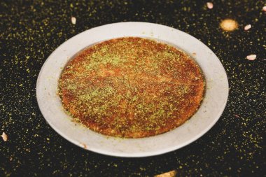 Türk tatlısı, kunafa, kaday fıstığı tozu ve peynirli sıcak yenilen tatlı