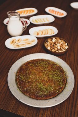 Türk tatlısı, kunafa, kaday fıstığı tozu ve peynirli sıcak yenilen tatlı