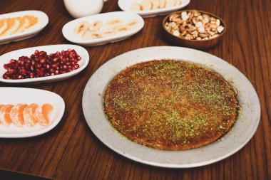 Türk tatlısı, kunafa, kaday fıstığı tozu ve peynirli sıcak yenilen tatlı