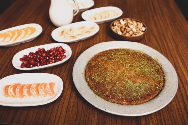 Türk tatlısı, kunafa, kaday fıstığı tozu ve peynirli sıcak yenilen tatlı