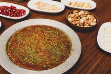 Türk tatlısı, kunafa, kaday fıstığı tozu ve peynirli sıcak yenilen tatlı