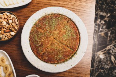 Türk tatlısı, kunafa, kaday fıstığı tozu ve peynirli sıcak yenilen tatlı