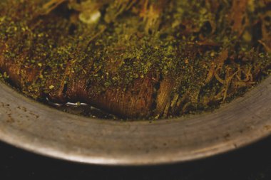 Türk tatlısı, kunafa, kaday fıstığı tozu ve peynirli sıcak yenilen tatlı