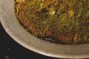 Türk tatlısı, kunafa, kaday fıstığı tozu ve peynirli sıcak yenilen tatlı