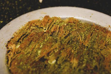 Türk tatlısı, kunafa, kaday fıstığı tozu ve peynirli sıcak yenilen tatlı