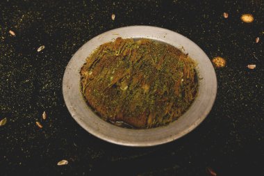 Türk tatlısı, kunafa, kaday fıstığı tozu ve peynirli sıcak yenilen tatlı