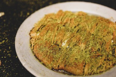 Türk tatlısı, kunafa, kaday fıstığı tozu ve peynirli sıcak yenilen tatlı