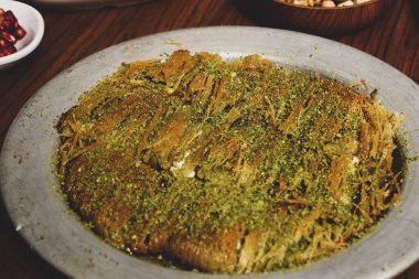 Türk tatlısı, kunafa, kaday fıstığı tozu ve peynirli sıcak yenilen tatlı