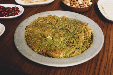 Türk tatlısı, kunafa, kaday fıstığı tozu ve peynirli sıcak yenilen tatlı