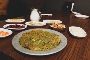 Türk tatlısı, kunafa, kaday fıstığı tozu ve peynirli sıcak yenilen tatlı