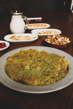 Türk tatlısı, kunafa, kaday fıstığı tozu ve peynirli sıcak yenilen tatlı