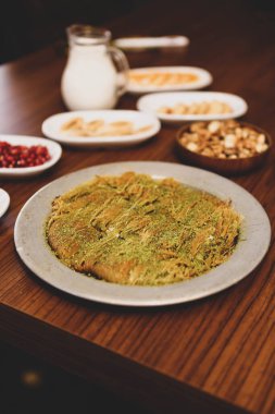 Türk tatlısı, kunafa, kaday fıstığı tozu ve peynirli sıcak yenilen tatlı