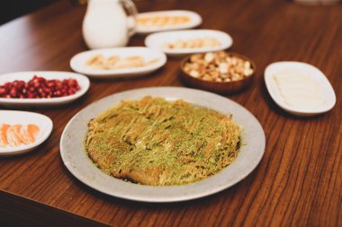 Türk tatlısı, kunafa, kaday fıstığı tozu ve peynirli sıcak yenilen tatlı