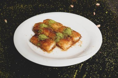 Türk tatlısı, kunafa, kaday fıstığı tozu ve peynirli sıcak yenilen tatlı