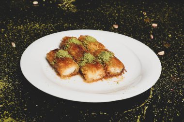 Türk tatlısı, kunafa, kaday fıstığı tozu ve peynirli sıcak yenilen tatlı