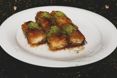 Türk tatlısı, kunafa, kaday fıstığı tozu ve peynirli sıcak yenilen tatlı