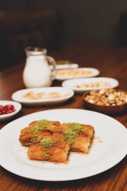 Türk tatlısı, kunafa, kaday fıstığı tozu ve peynirli sıcak yenilen tatlı