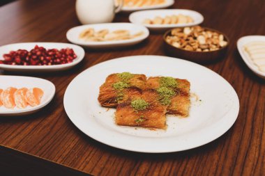 Türk tatlısı, kunafa, kaday fıstığı tozu ve peynirli sıcak yenilen tatlı