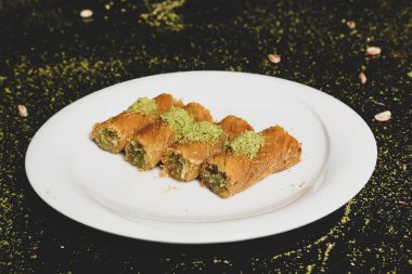 Türk tatlısı, kunafa, kaday fıstığı tozu ve peynirli sıcak yenilen tatlı