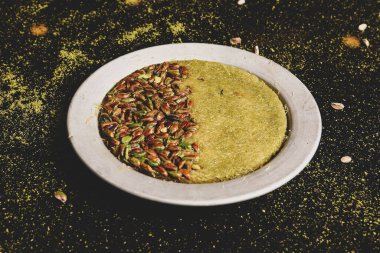 Türk tatlısı, kunafa, kaday fıstığı tozu ve peynirli sıcak yenilen tatlı