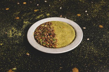 Türk tatlısı, kunafa, kaday fıstığı tozu ve peynirli sıcak yenilen tatlı