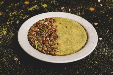 Türk tatlısı, kunafa, kaday fıstığı tozu ve peynirli sıcak yenilen tatlı