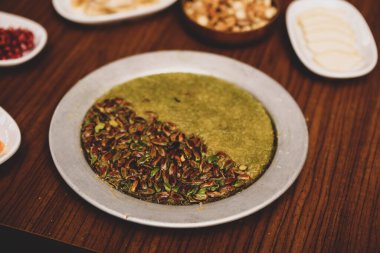 Türk tatlısı, kunafa, kaday fıstığı tozu ve peynirli sıcak yenilen tatlı