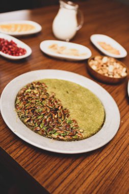 Türk tatlısı, kunafa, kaday fıstığı tozu ve peynirli sıcak yenilen tatlı