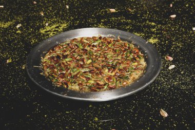 Türk tatlısı, kunafa, kaday fıstığı tozu ve peynirli sıcak yenilen tatlı