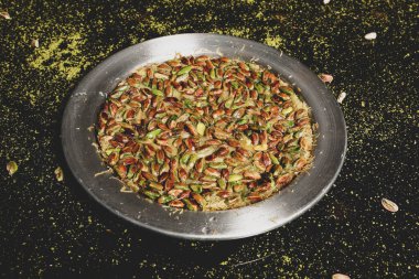 Türk tatlısı, kunafa, kaday fıstığı tozu ve peynirli sıcak yenilen tatlı