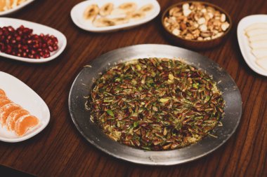 Türk tatlısı, kunafa, kaday fıstığı tozu ve peynirli sıcak yenilen tatlı