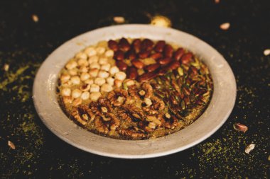 Türk tatlısı, kunafa, kaday fıstığı tozu ve peynirli sıcak yenilen tatlı