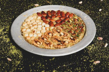 Türk tatlısı, kunafa, kaday fıstığı tozu ve peynirli sıcak yenilen tatlı