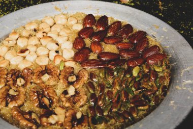 Türk tatlısı, kunafa, kaday fıstığı tozu ve peynirli sıcak yenilen tatlı