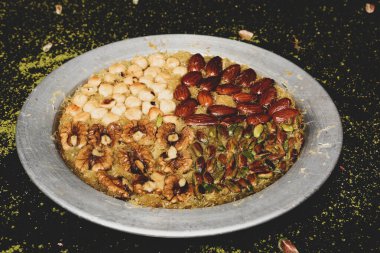 Türk tatlısı, kunafa, kaday fıstığı tozu ve peynirli sıcak yenilen tatlı