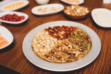 Türk tatlısı, kunafa, kaday fıstığı tozu ve peynirli sıcak yenilen tatlı