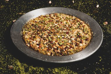 Türk tatlısı, kunafa, kaday fıstığı tozu ve peynirli sıcak yenilen tatlı