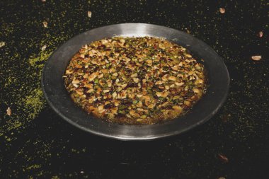 Türk tatlısı, kunafa, kaday fıstığı tozu ve peynirli sıcak yenilen tatlı