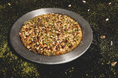 Türk tatlısı, kunafa, kaday fıstığı tozu ve peynirli sıcak yenilen tatlı