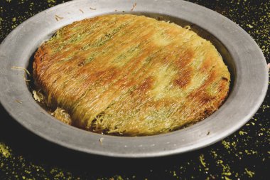 Türk tatlısı, kunafa, kaday fıstığı tozu ve peynirli sıcak yenilen tatlı