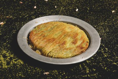 Türk tatlısı, kunafa, kaday fıstığı tozu ve peynirli sıcak yenilen tatlı