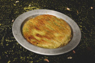 Türk tatlısı, kunafa, kaday fıstığı tozu ve peynirli sıcak yenilen tatlı