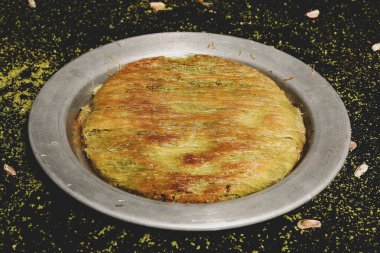 Türk tatlısı, kunafa, kaday fıstığı tozu ve peynirli sıcak yenilen tatlı