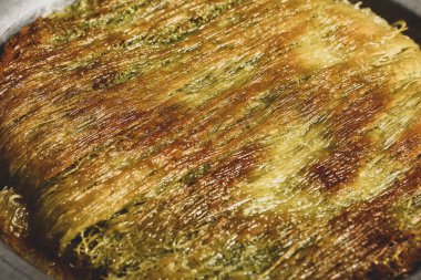 Türk tatlısı, kunafa, kaday fıstığı tozu ve peynirli sıcak yenilen tatlı