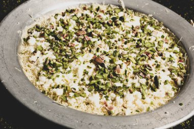 Türk tatlısı, kunafa, kaday fıstığı tozu ve peynirli sıcak yenilen tatlı