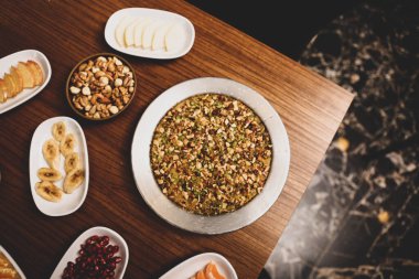 Türk tatlısı, kunafa, kaday fıstığı tozu ve peynirli sıcak yenilen tatlı