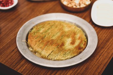 Türk tatlısı, kunafa, kaday fıstığı tozu ve peynirli sıcak yenilen tatlı